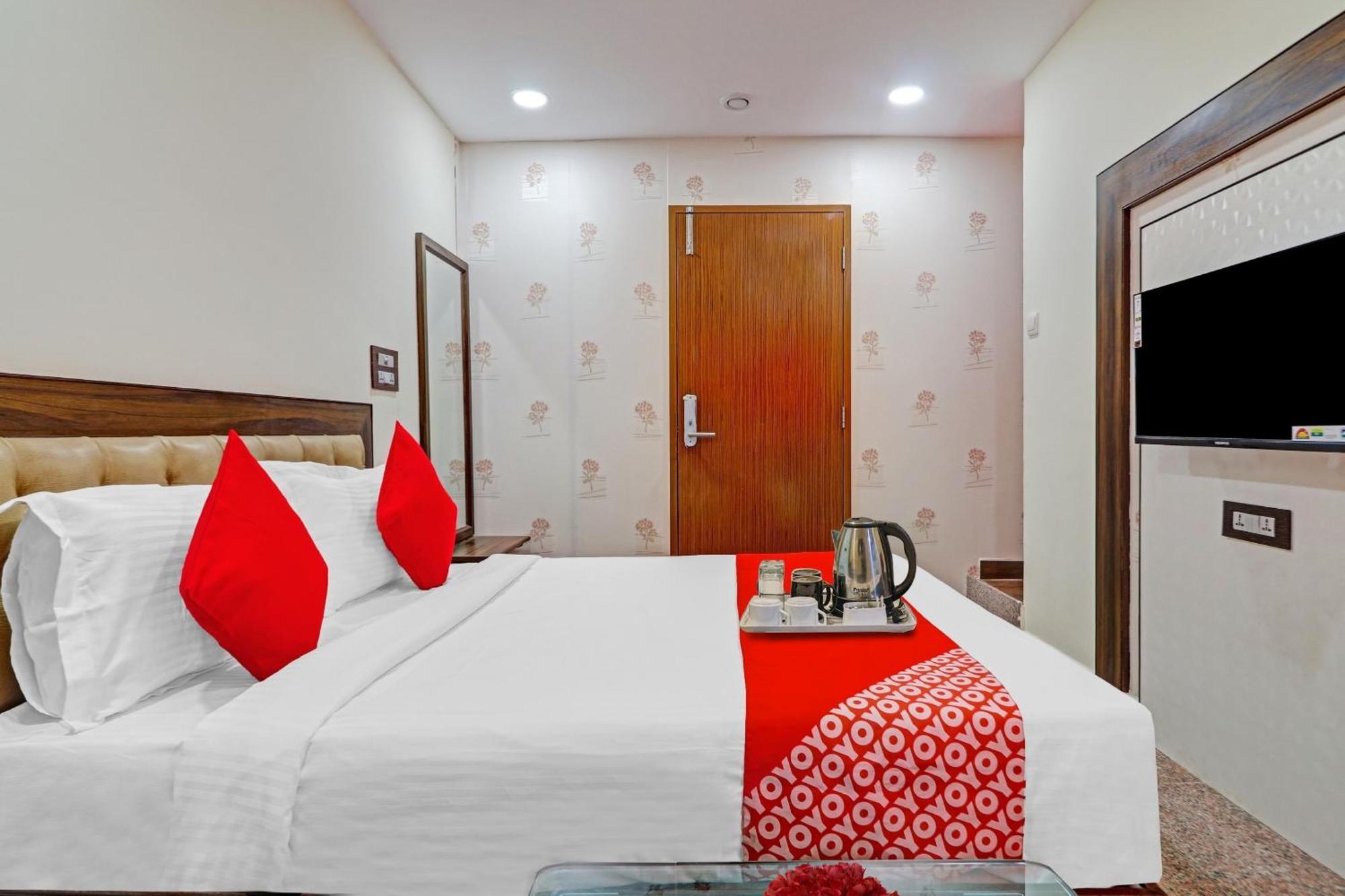 Heavens Inn Near Rasoolpura Metro Station Hyderabad Esterno foto