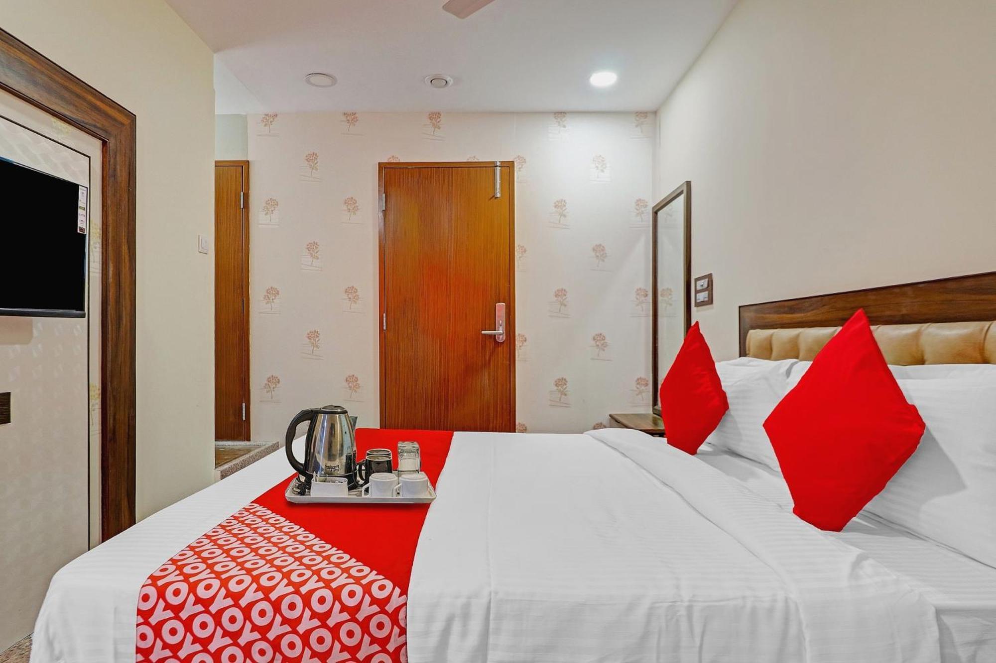 Heavens Inn Near Rasoolpura Metro Station Hyderabad Esterno foto